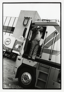 108322 Afbeelding van een vrachtwagenchauffeur in een vrachtwagen op het parkeerterrein van de Jaarbeurs aan de ...